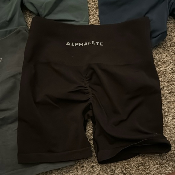 Alphalete Amplify Short 4.5" - XS and S Women’s Scrunch - Picture 6 of 11